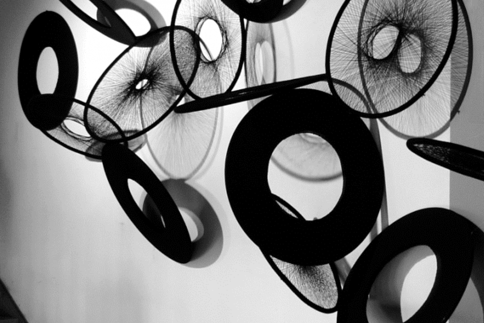 Hoops-IV-fabric-cotton-yarn-Amber-Bijl-2011-±-2.50-x-4-detail-of-photo-by-Monique-Bruin-1.jpg