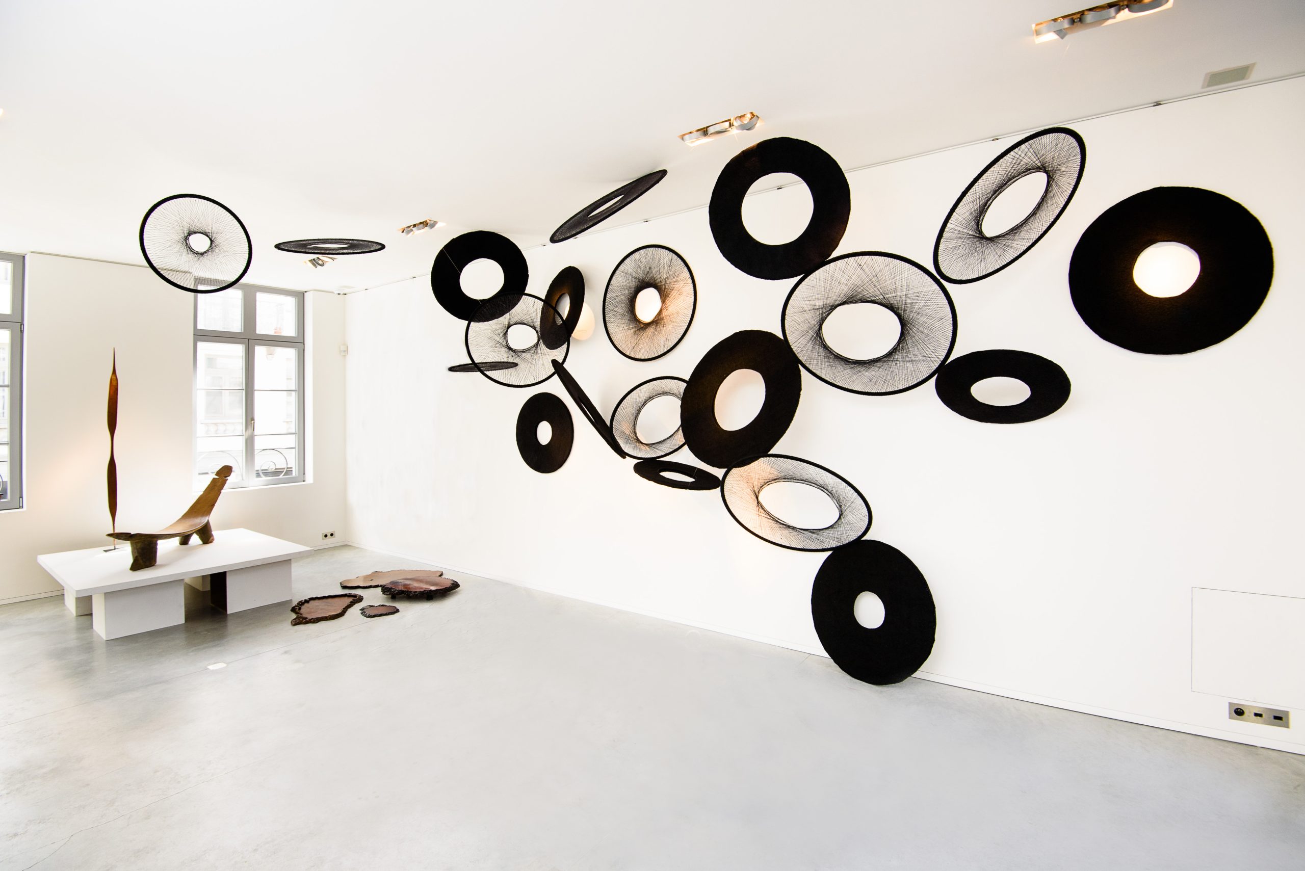 Hoops V (wool, silk) - Amber Bijl - 2017 - ± 3.00 x 5.00 m - Galerie Patrick Mestdagh - Art Sablon - Brussels, Belgium - photo by Bernard De Keyzer.jpg