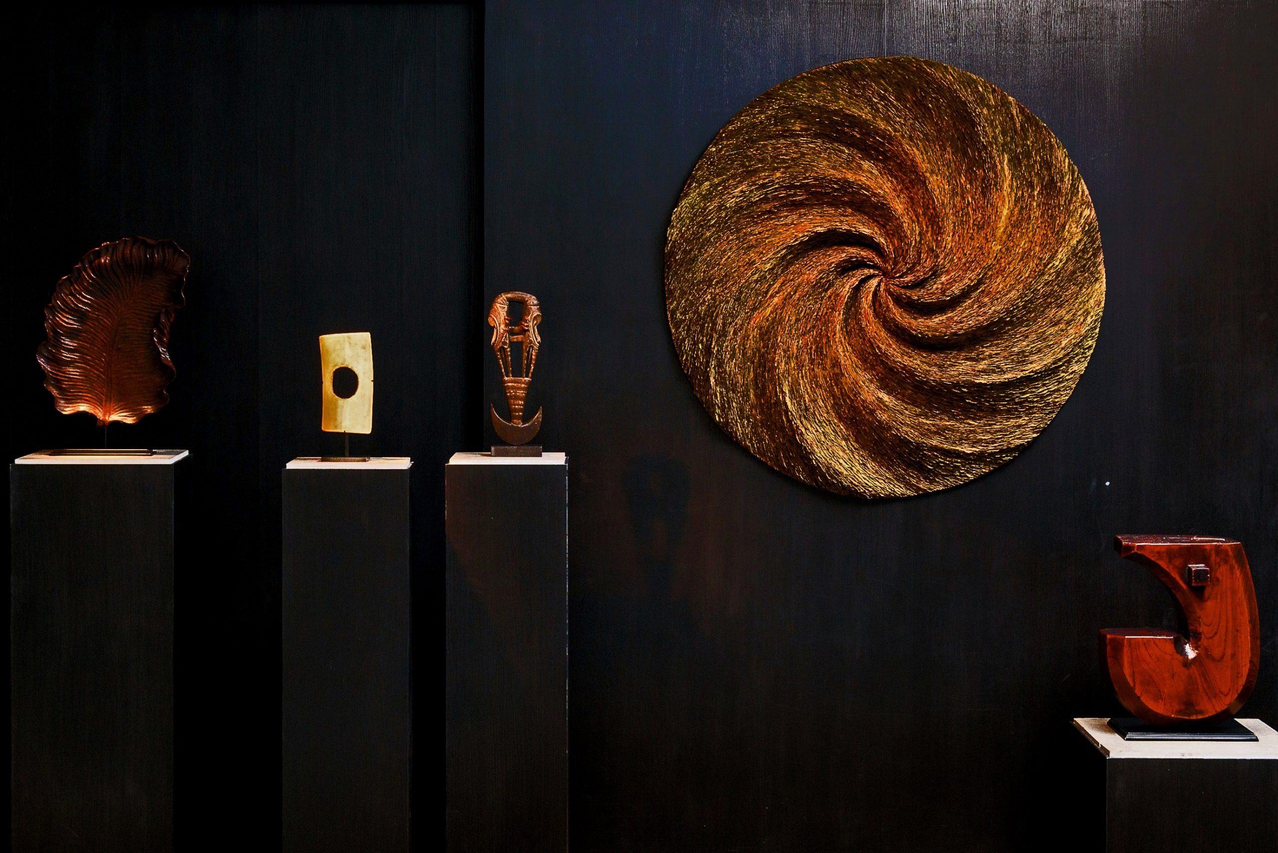 Spiral, Vanishing Point (maple seeds) - Amber Bijl - 2017 - ø ± 122 cm - Galerie Patrick et Ondine Mestdagh - Art Sablon, Brussels - (detail of) photo by Bernard De Keyzer.jpg